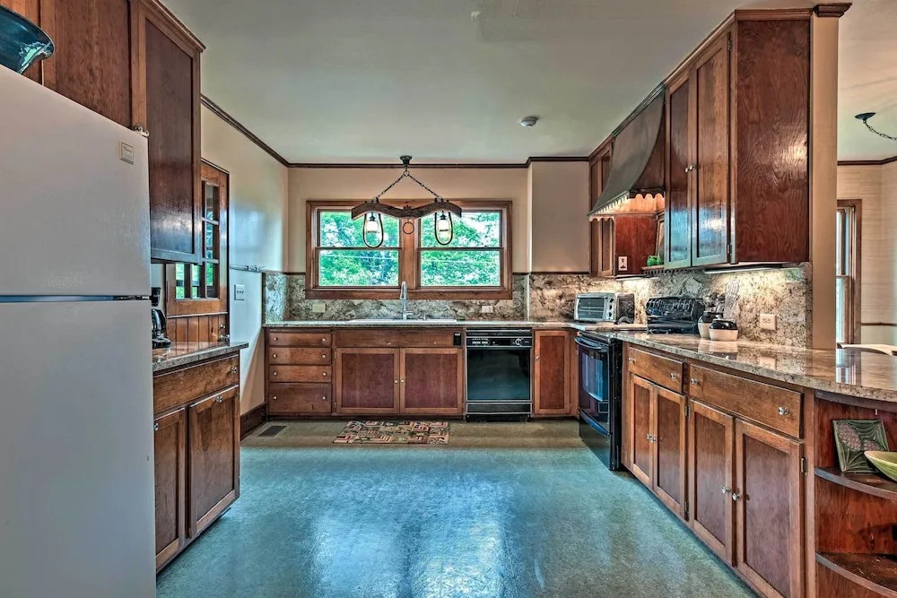 Amazing Historic Home w/ Stunning Mountain Views!
