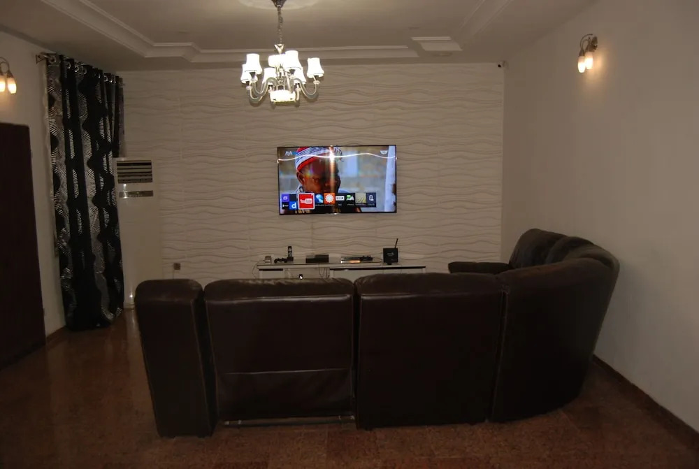Kings Court Apartment