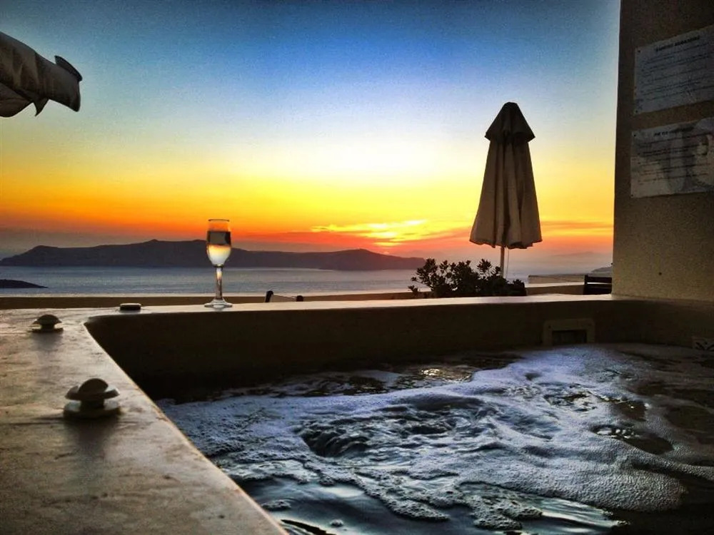 Adamis Majesty Suites