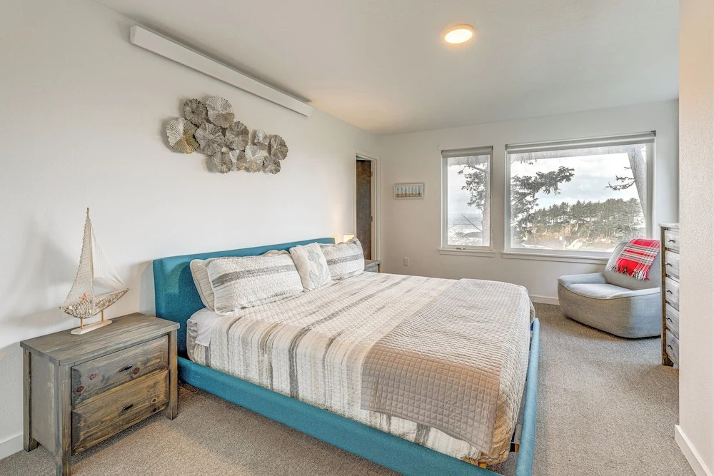 Depoe Bay Townhome w/ Deck & Stunning Ocean Views!