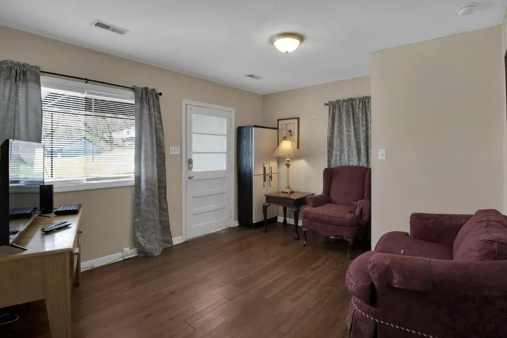 Small 2br East Knox apartment Pet friendly