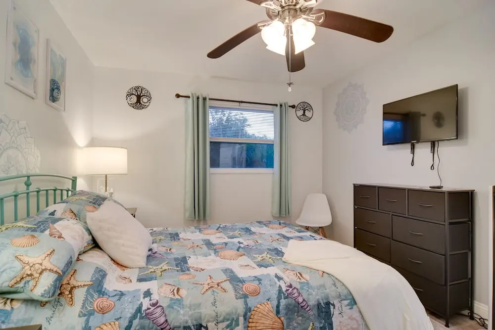 Largo Vacation Rental: 5 Mi to Clearwater Beach!