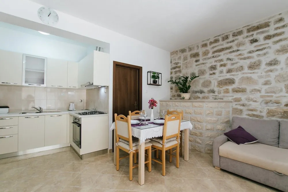 Modern Traditional Apartment w Patio, Near Beach