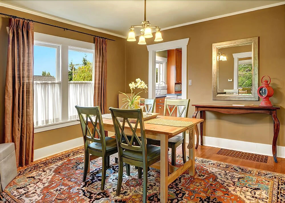 Phinneywood Bungalow - Two Bedroom Home with Fireplace