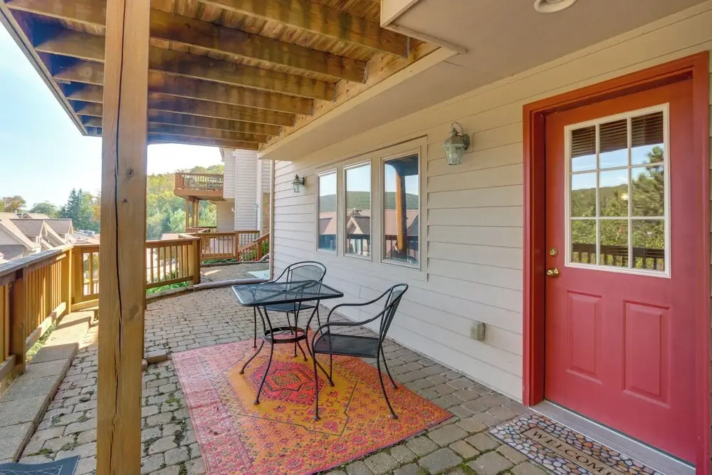 Deep Creek Lake Townhome w/ Deck & Water Views