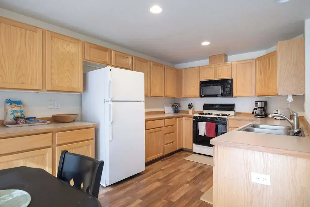Rock Bluff Retreat - Home for 6!