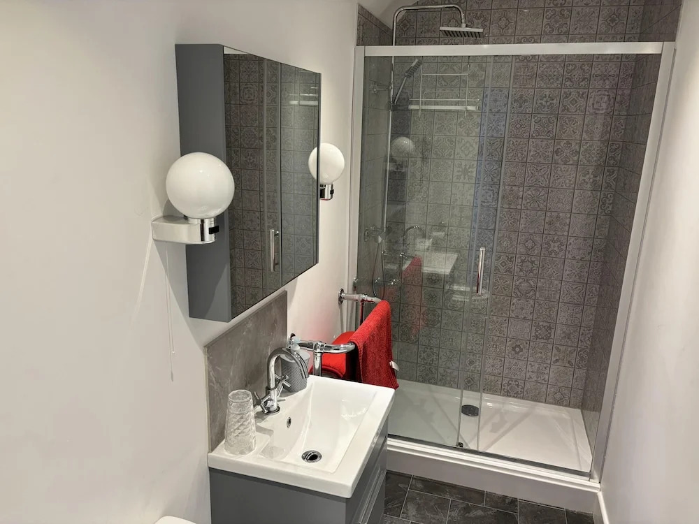 Barnstaple - Apartment- Sleeps 2 - Parking