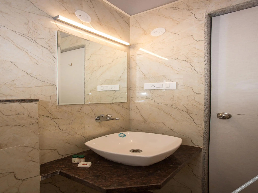 OYO 10939 Hotel Sangam