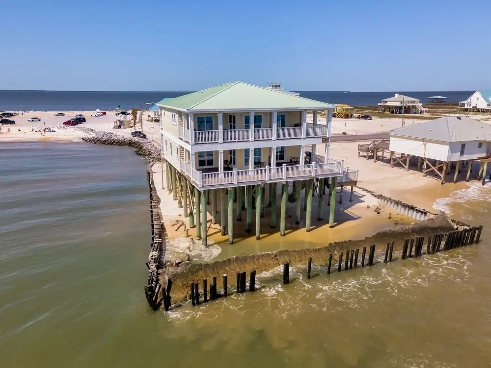 Shamrock Shores Bottom Floor - Large gulf front deck and a private sea wall for fishing! Rent as a 4 or 6 bedroom! 4 Home by RedAwning