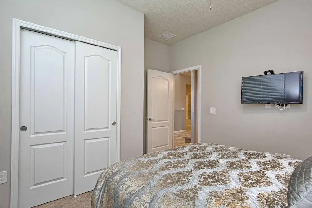 Home 8 Bdrm at Windsor Westside With Top Amenities