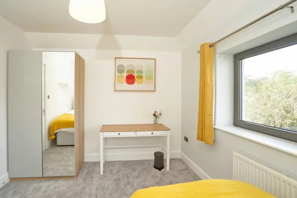 Home From Home - 4 Double Bed House with Parking