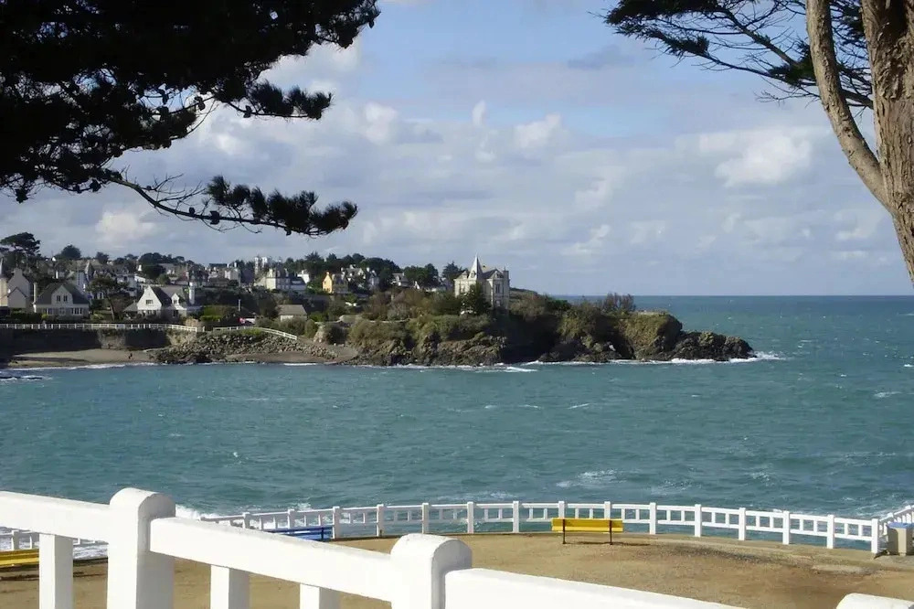 Apartment in St Quay Near Seven Beaches