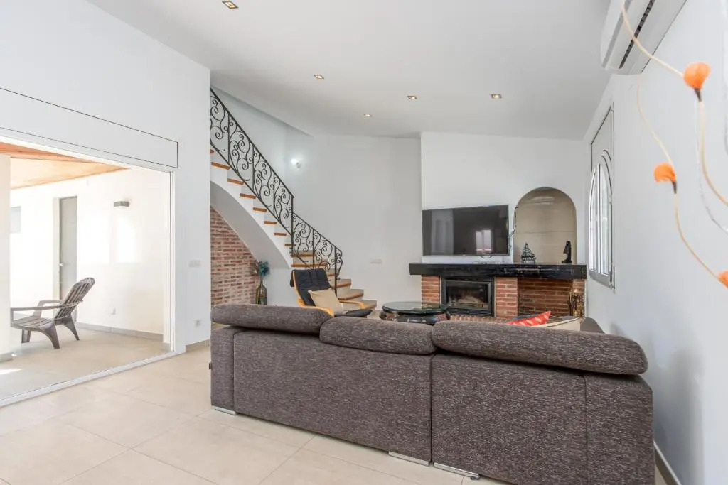 Goldhome - New house with private heated pool, parking, wifi, games room