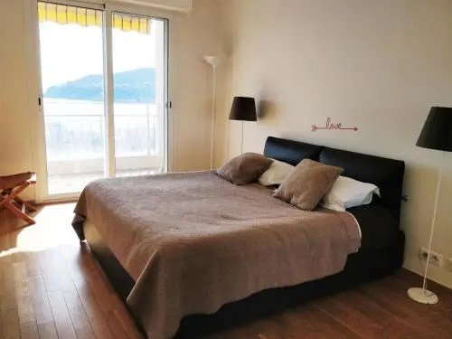 Stunning flat overlooking Villefranche Bay