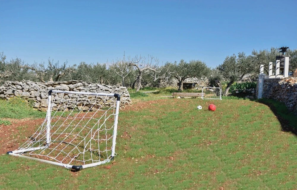 Three-Bedroom Holiday Home In Pucisca