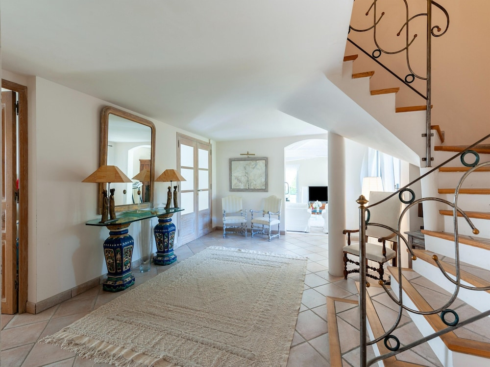 Elegant Villa in Les Mees With Garden