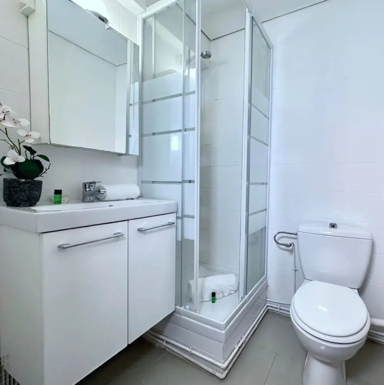 1601 Dumont