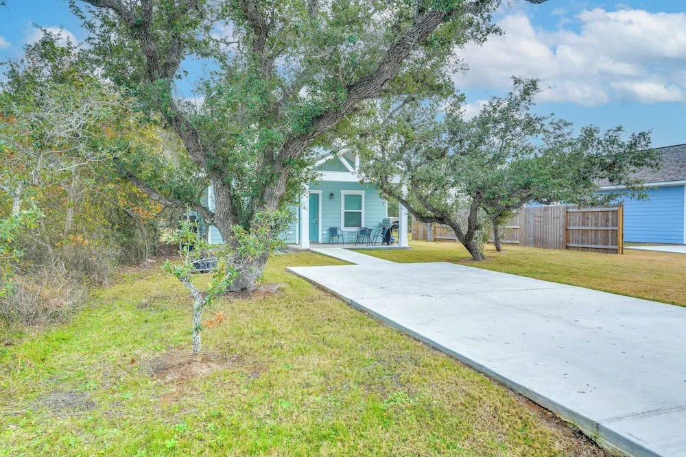 1 Mi to Beach: Retreat w/ Large Yard in Rockport