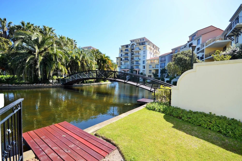 Island Club Hotel & Apartments