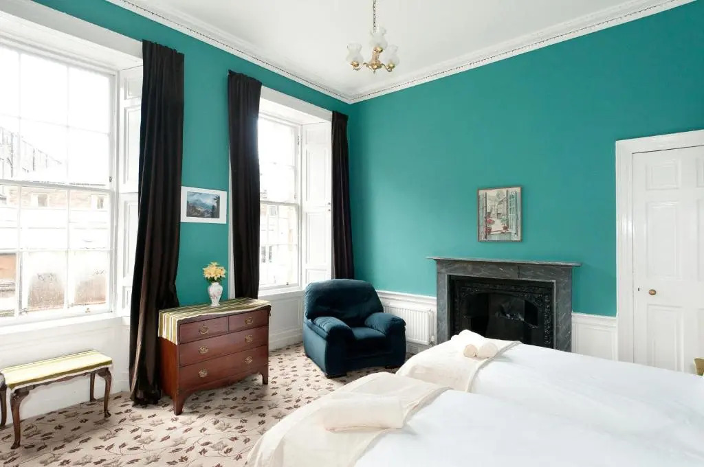 363 Spacious 3 bedroom 18th century property in the city centre