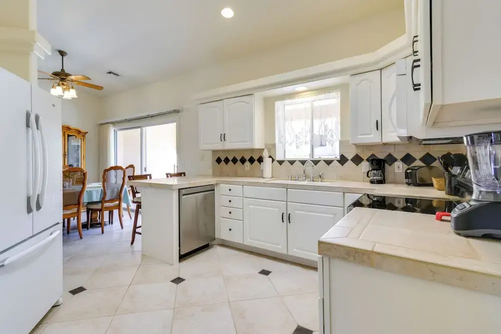 4 Mi to London Bridge: Lake Havasu City Home!