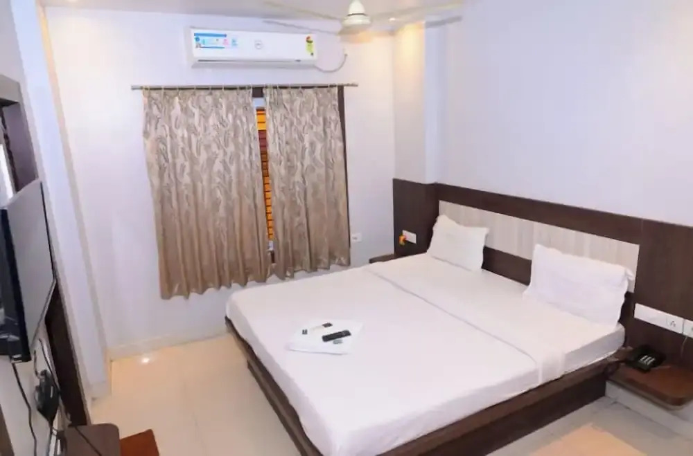 DhamStay Hotel Home Town Near Temple