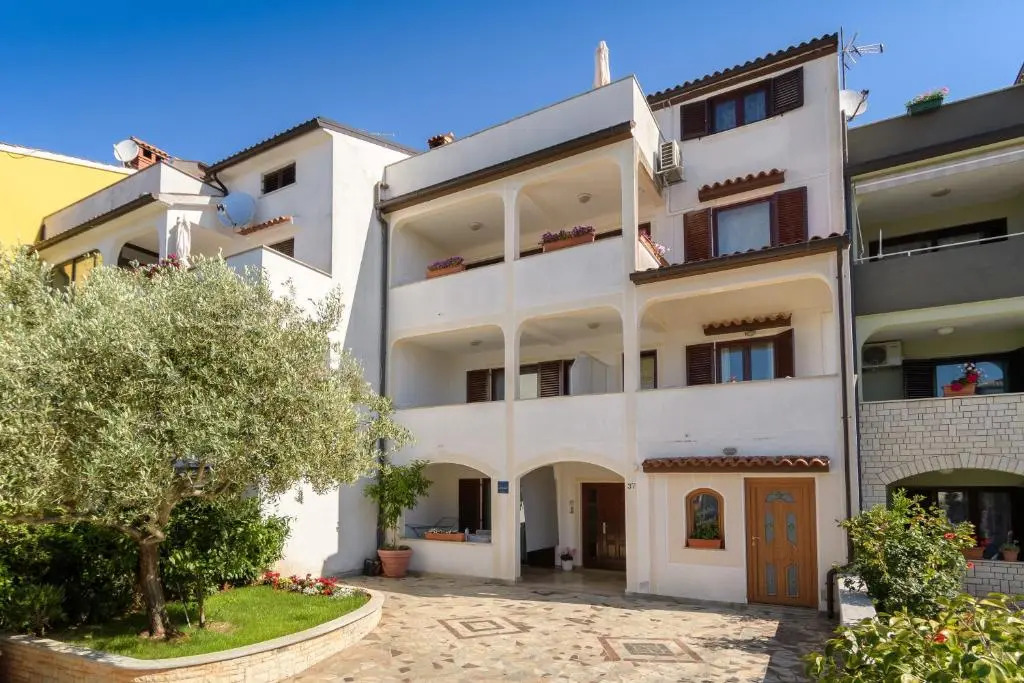 Apartments Dora