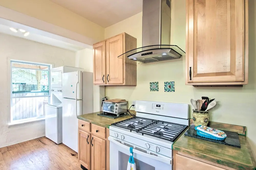 Colorful Pensacola Oasis: 1 Block to Bayview Park!