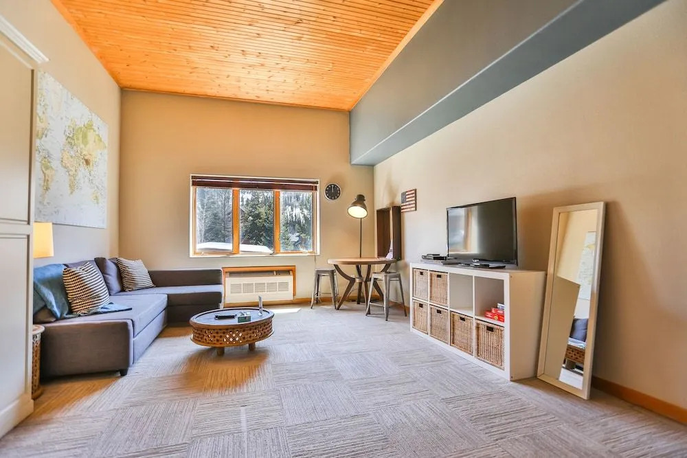 Gateway #5060 - Studio Br Condo