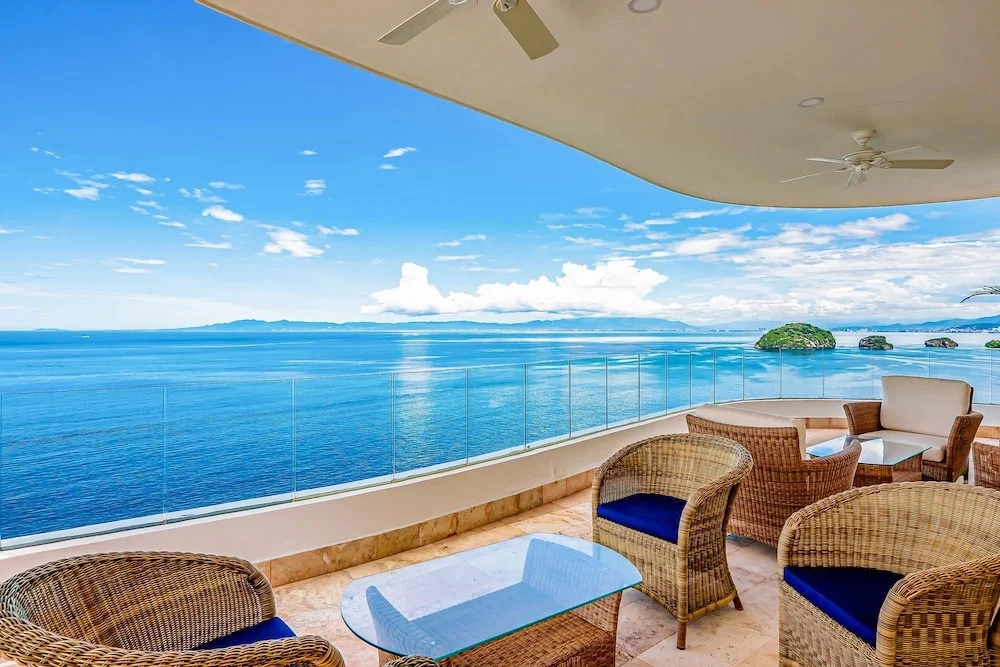 Luxurious 1st-floor Condo With Pool, Oceanfront Balcony & Water View