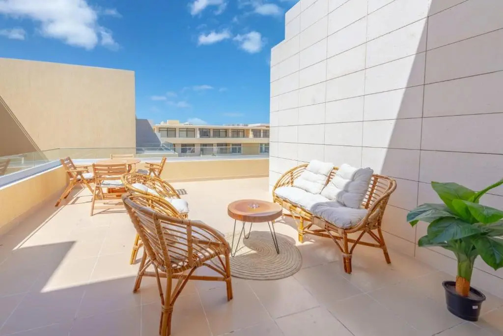 Modern 2-Bedroom Penthouse G-Cribs Pool view