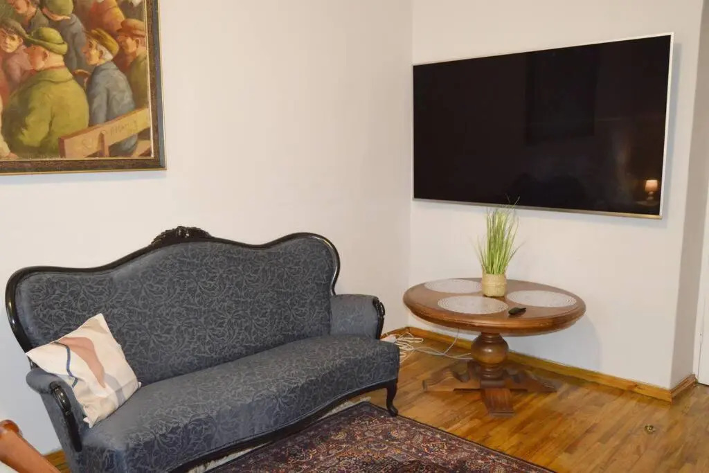 Unique Spacious Classic 3bedroom Midtown Apartment ! FREE parking ! BILLIARD room !