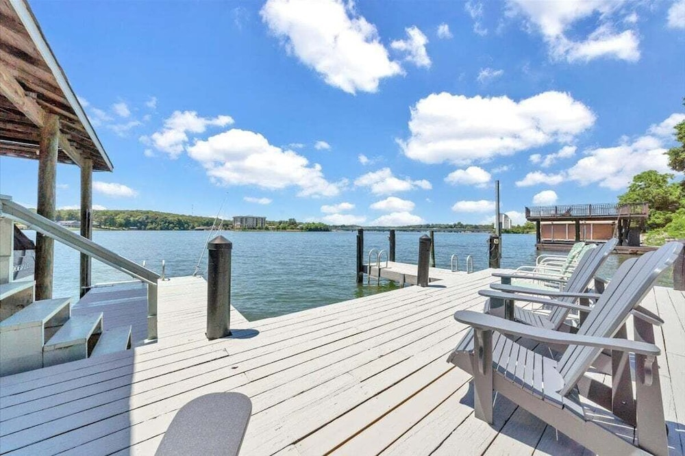 Lake Breeze - Private Dock and Hot tub