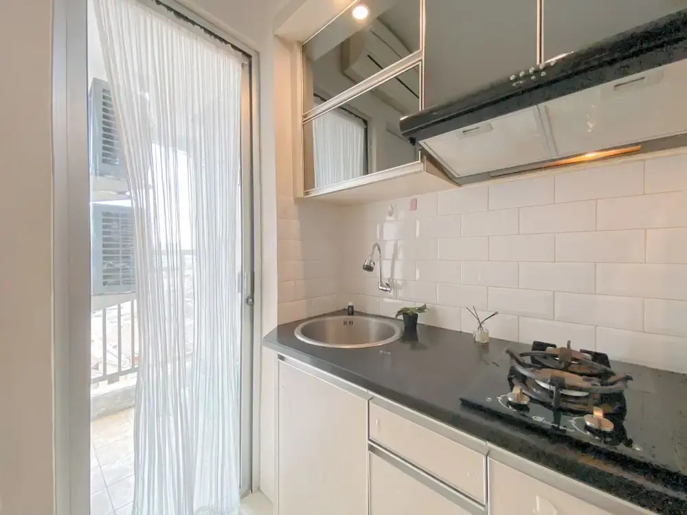 Comfy and Strategic 1BR with Extra Room at Bassura City Apartment