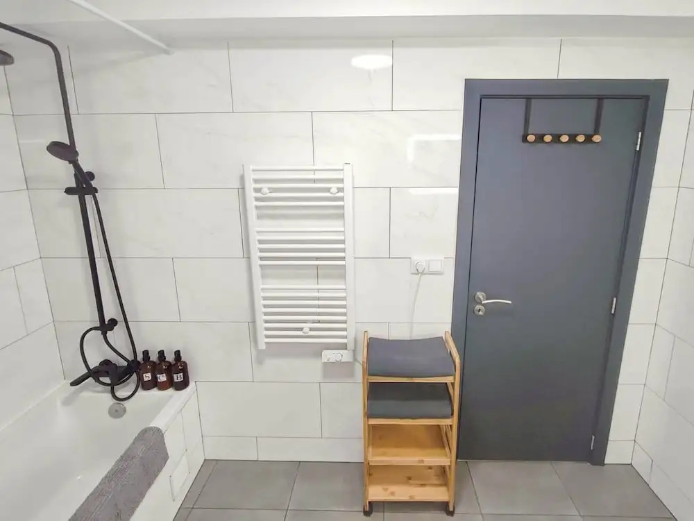 Modern 2BR Ground-floor Flat BBQ Patio Parking