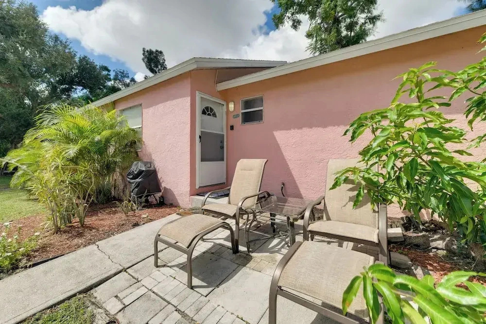Couples Getaway Near Historic Downtown Venice