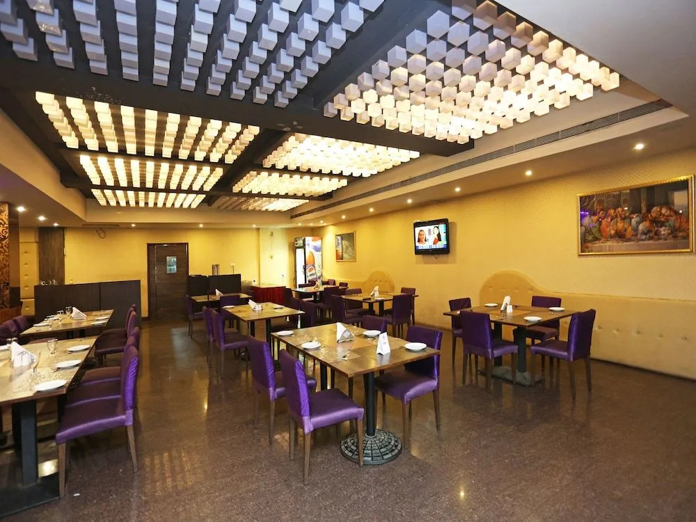 OYO 11939 Hotel Queens Club of India