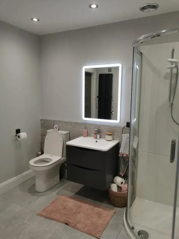 Modern 3-bed Apartment in Magherafelt Sleeps 8