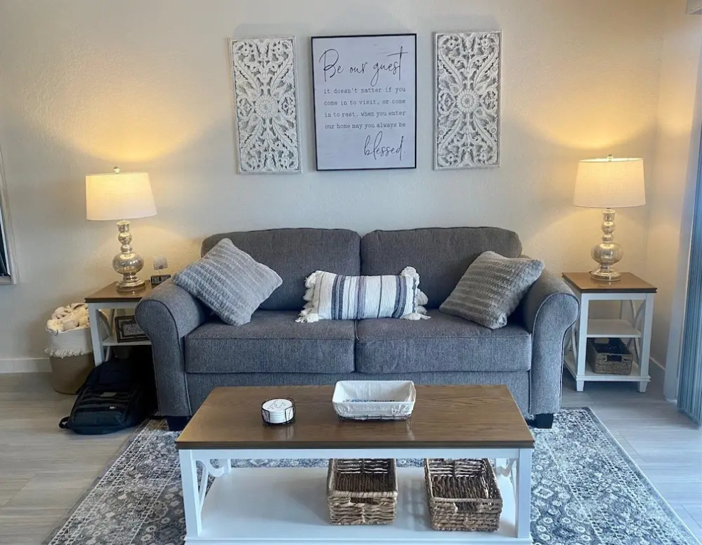 Lakefront Couple Retreat Near Hot Spots and Dining