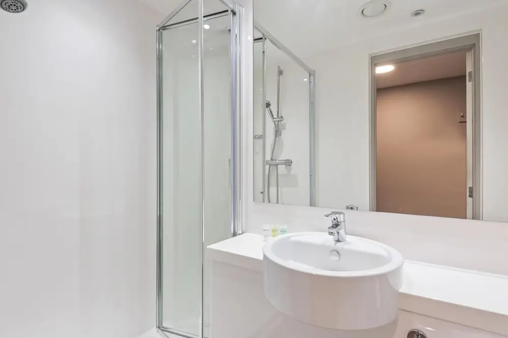Central Modern Apartment With Fast Wifi Sleeps 6