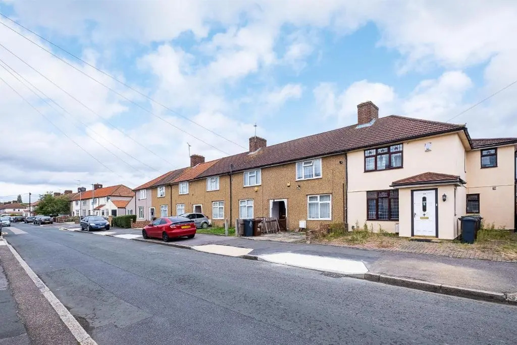 Spacious Dagenham 4Bedroom House with Parking