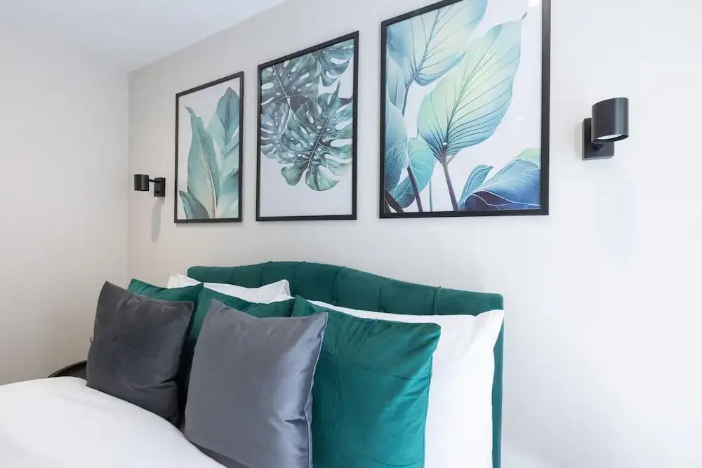 Modern City Apartment - Sleeps 4 & Walk to Arena
