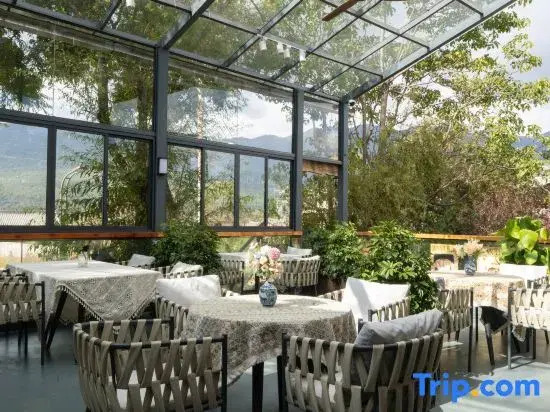 Moye Luxury Snow Mountain View Courtyard（Sunlight on Golden Mountains）Vacation Boutique Hotel