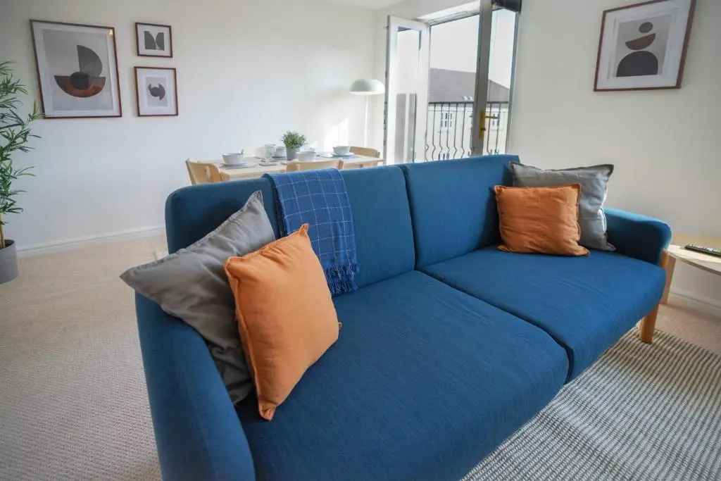 Rowsby Court - Stylish Apartment with Private Parking