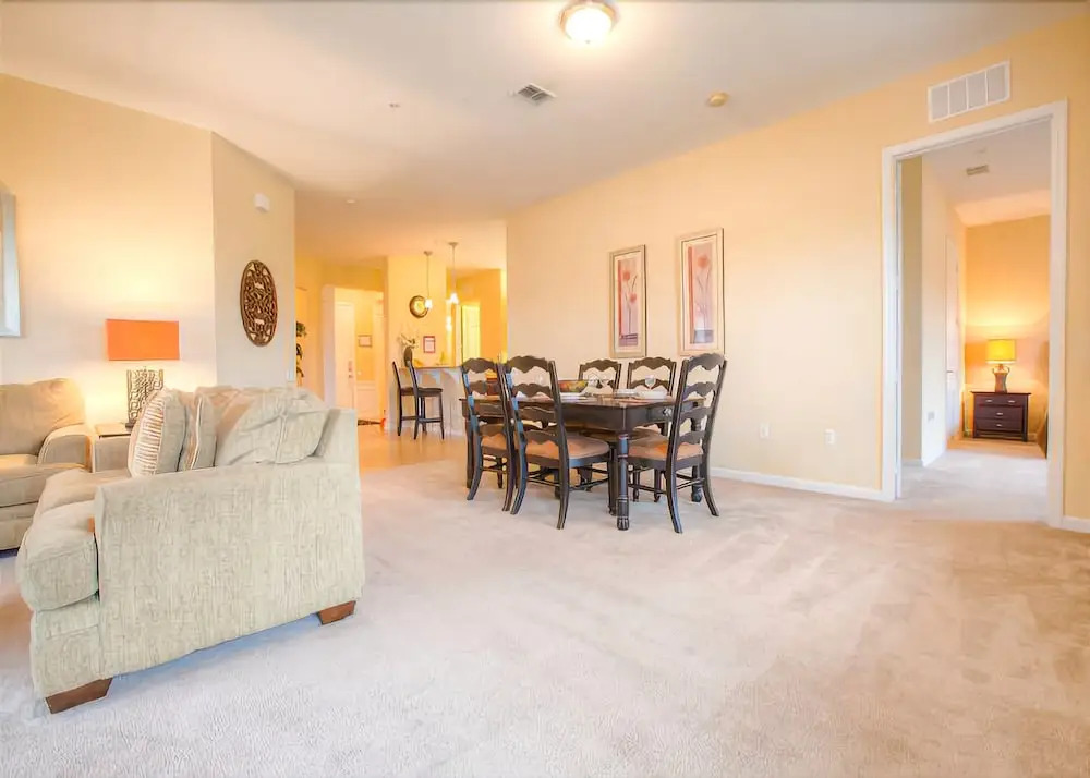 Top-Floor Luxurious LAKEVIEW Condo