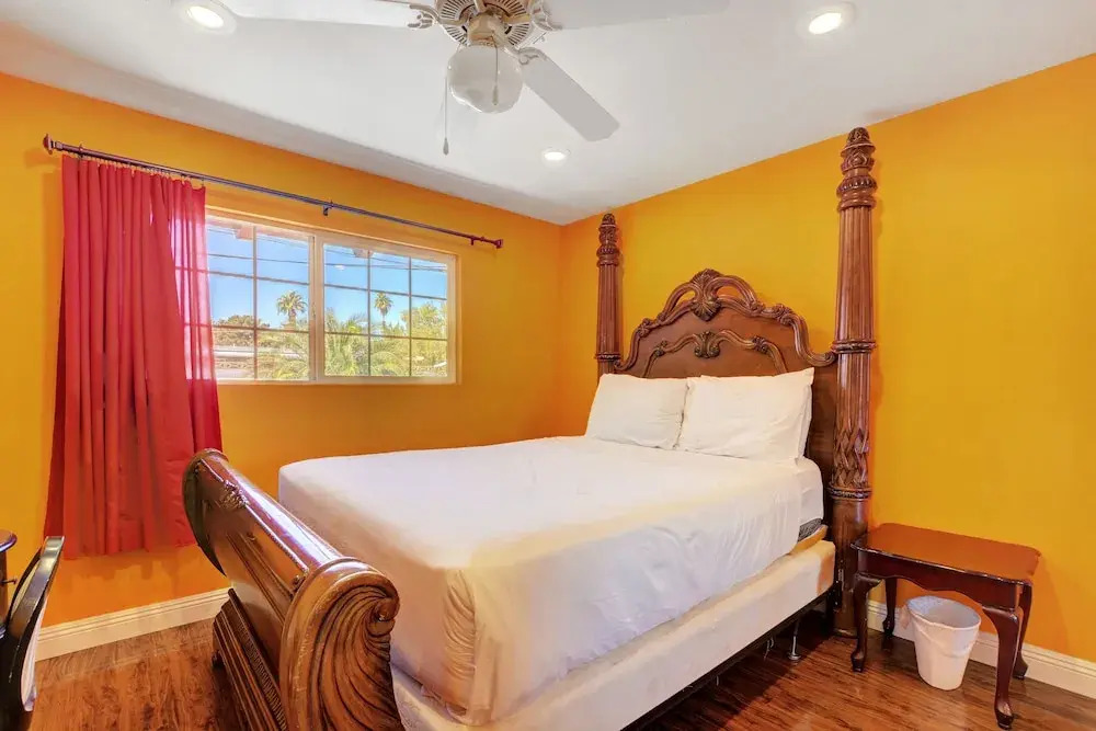 Las Vegas Elegance! Pool Table & Sparkling Pool! 3 Bedroom Home by RedAwning