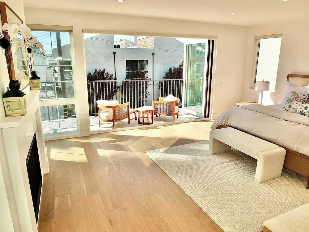 Beach Paradise Stunning 3-story in Long Beach!