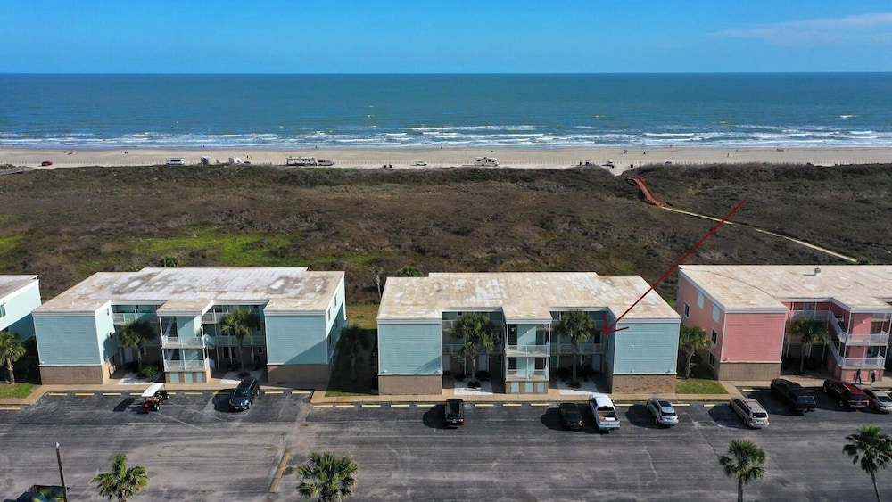 Sleeps 16 2 Beachfront Condos, Pool+pickleball+tennis Island Retreat Complex
