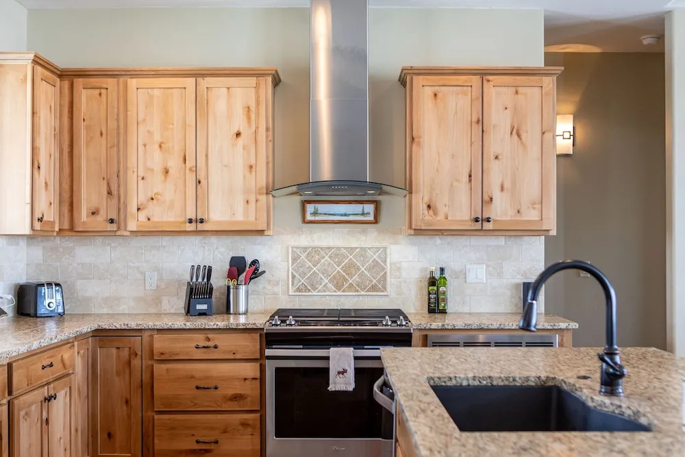 New Listing! Mountain-view Lodge W/ Fireplace And Hot Tub 4 Bedroom Cabin