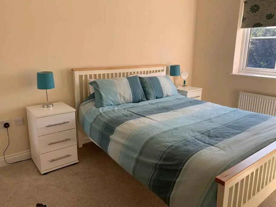 Cheerful 3 bedroom home close to beach and High St